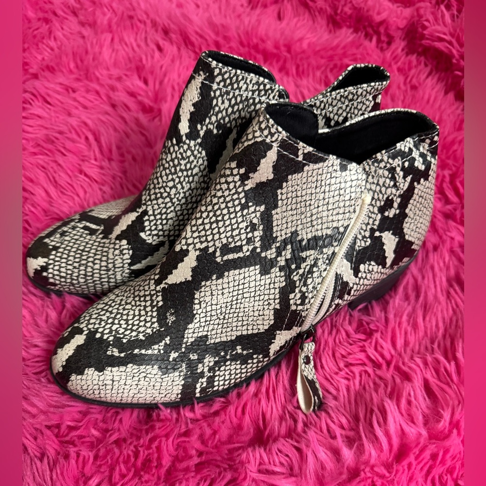 Arizona Jean Company Black and White‎ Ankle Booties - Women’s size 9